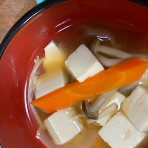 高野豆腐と人参の味噌汁